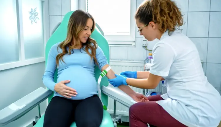 صورة سيدة حامل تجري تحاليل خاصة بالحمل.